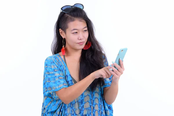 Portret van de mooie Aziatische toeristische vrouw met behulp van de telefoon klaar voor vakantie — Stockfoto