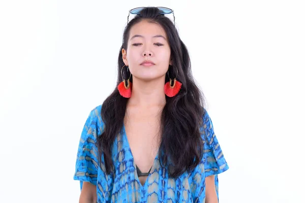 Vacker asiatisk turist kvinna avkopplande med ögonen stängda redo för semester — Stockfoto