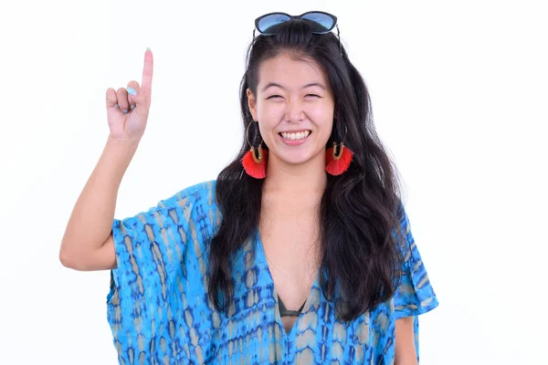 Porträtt av lycklig Vacker asiatisk turist kvinna som pekar upp redo för semester — Stockfoto