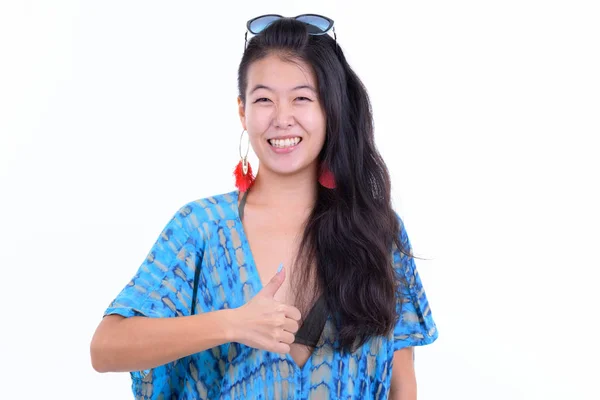 Porträtt av lycklig asiatisk turist kvinna ger tummen upp redo för semester — Stockfoto