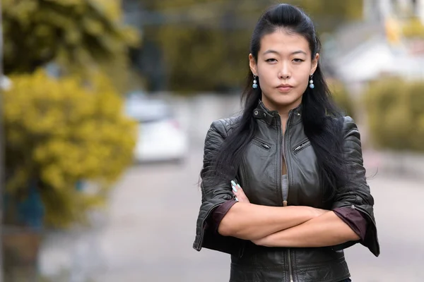 Portrait de belle femme rebelle asiatique avec les bras croisés à l'extérieur — Photo