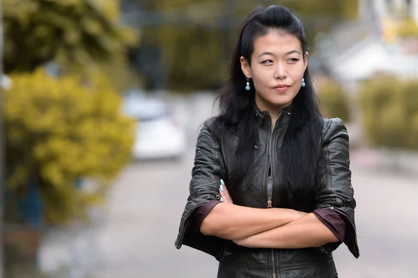 Portrait de belle femme rebelle asiatique avec les bras croisés à l'extérieur — Photo