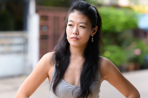 Portrét nádherné asijské ženy přemýšlí a dívá se jinam — Stock fotografie