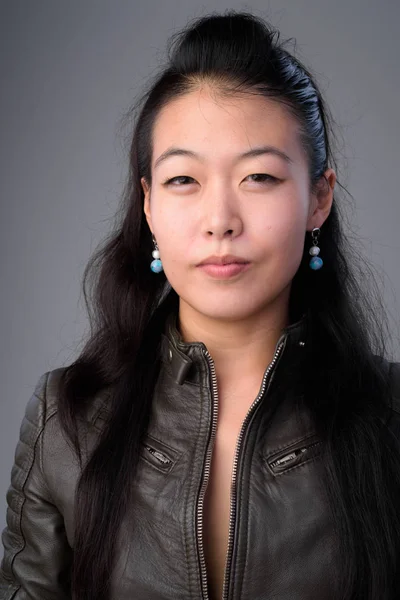 Visage de belle femme rebelle asiatique avec veste en cuir — Photo