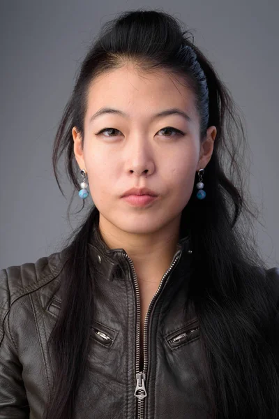 Visage de belle femme rebelle asiatique avec veste en cuir — Photo