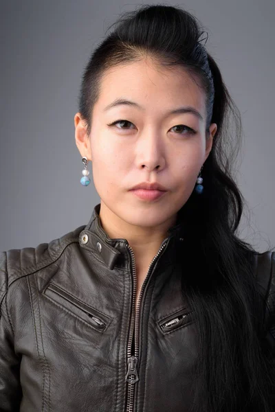가죽 재킷과 아름다운 아시아 반항여성의 얼굴 — 스톡 사진