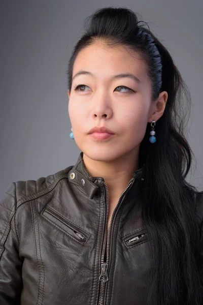 Rostro de hermosa mujer rebelde asiática pensando y mirando hacia arriba —  Fotos de Stock