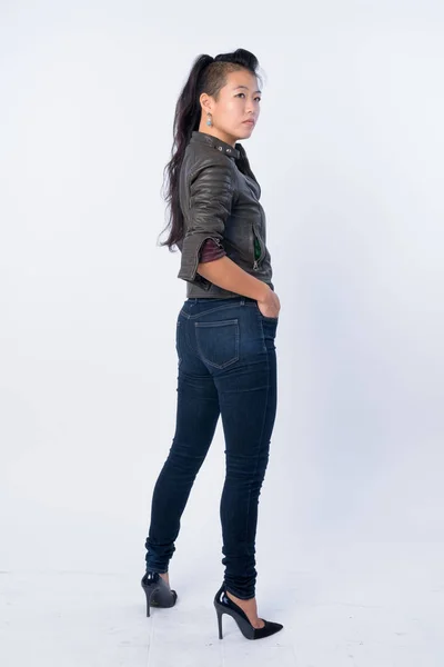 Full body Shot av vackra asiatiska upproriska kvinnan — Stockfoto