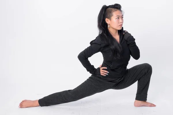 Vollkörper schuss von schön asiatisch frau stretching — Stockfoto