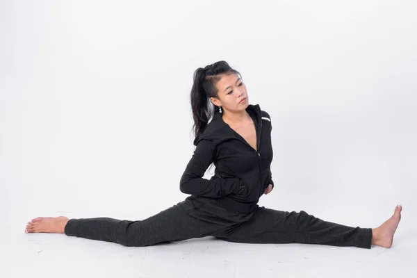 Vollkörper schuss von schön asiatisch frau stretching — Stockfoto