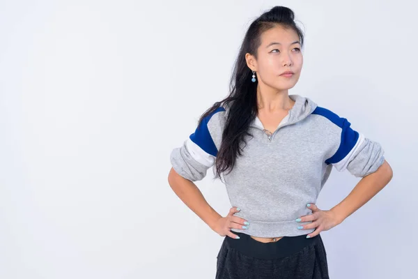 Porträtt av vacker asiatisk kvinna tänkande och redo för gym — Stockfoto