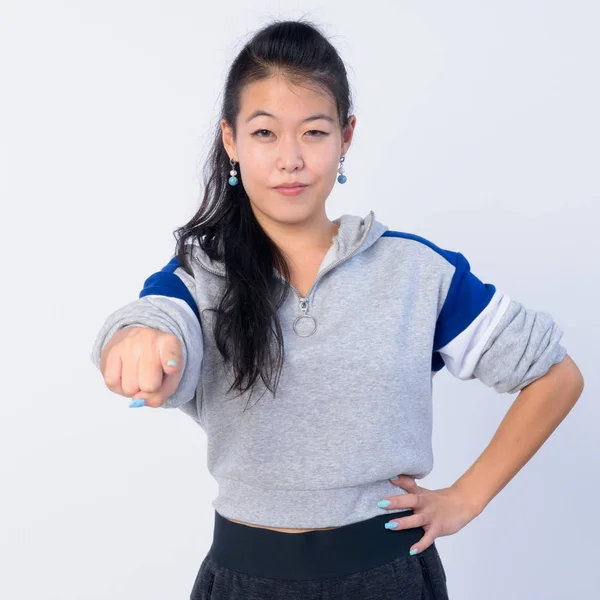 Portrait de belle femme asiatique pointant vers la caméra et prêt pour la salle de gym — Photo