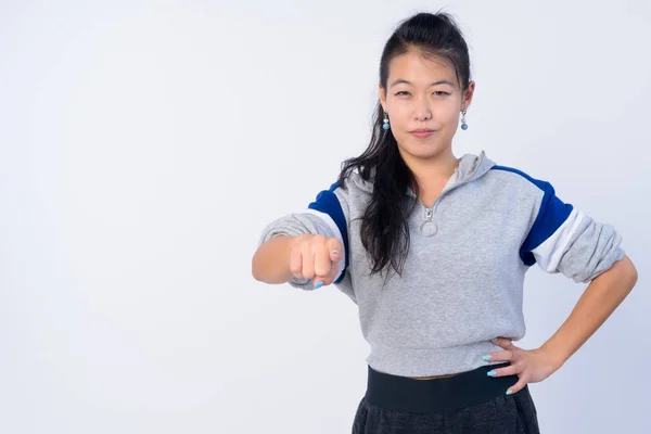 Porträtt av vacker asiatisk kvinna som pekar på kameran och redo för gym — Stockfoto