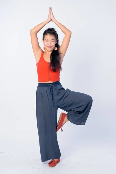 Ganzkörperaufnahme einer schönen asiatischen Frau, die bereit für Yoga-Sitzungen posiert — Stockfoto