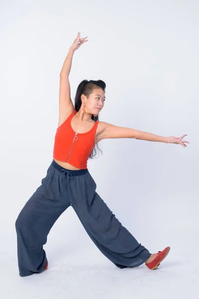 Ganzkörperaufnahme einer schönen asiatischen Frau, die bereit für Yoga-Sitzungen posiert — Stockfoto