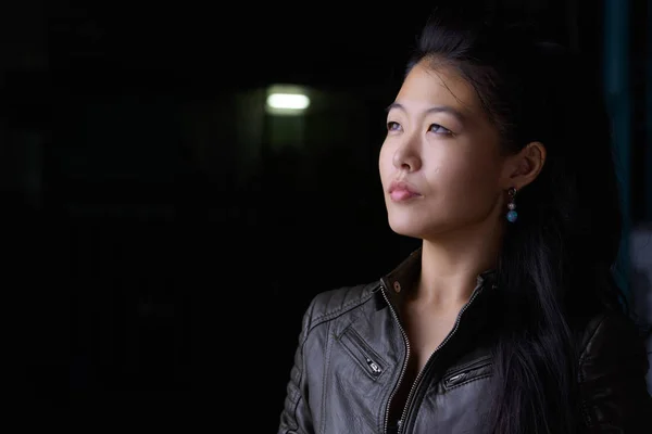얼굴 의 아름다운 아시아 반항적 인 여자 생각과 밤에 야외에서 찾고 — 스톡 사진