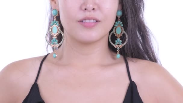Ústa šťastné a krásné asijské ženy usmívající se připravená na párty — Stock video
