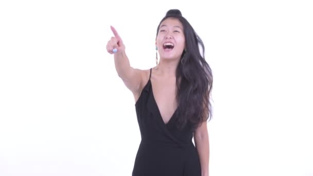 Glücklich schöne asiatische Frau zeigt mit dem Finger und bereit zu feiern — Stockvideo