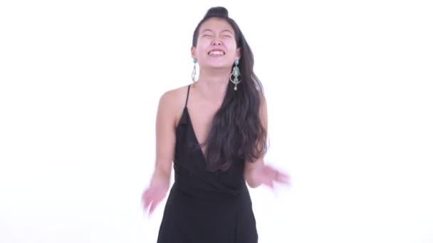 Happy beautiful Asian woman laughing and pointing at camera — Stock Video