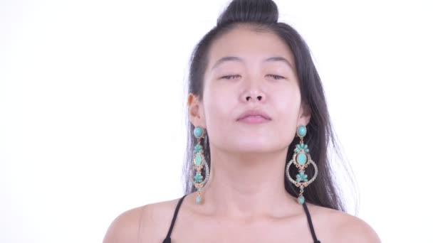 Visage de heureuse belle femme asiatique relaxant avec les yeux fermés — Video