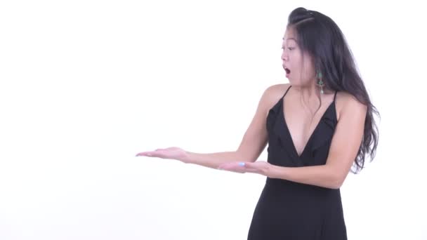 Feliz hermosa asiática mujer mostrando algo y buscando emocionado — Vídeos de Stock