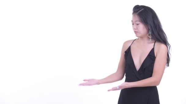 Stresli Asyalı kadın bir şey gösteren ve kötü haber alıyorum — Stok video