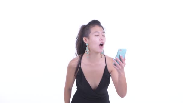 Telefon kullanıyorsanız ve kötü haber Asyalı kadın vurguladı — Stok video