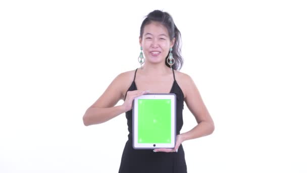 Happy belle femme asiatique parler tout en montrant tablette numérique — Video