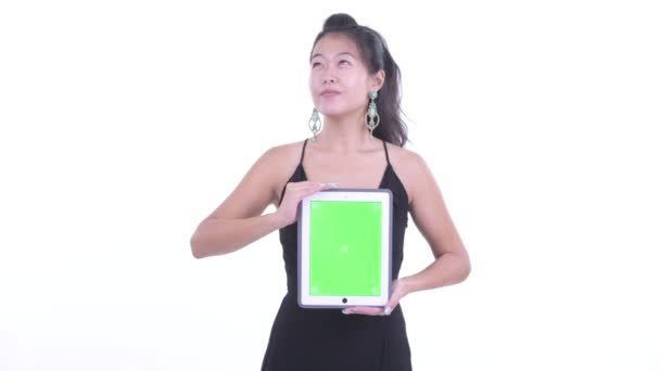 Felice bella donna asiatica pensando mentre mostra tablet digitale — Video Stock