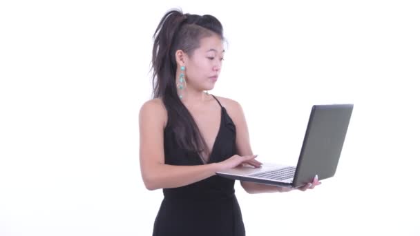 Lycklig Vacker asiatisk kvinna tänkande när du använder laptop — Stockvideo