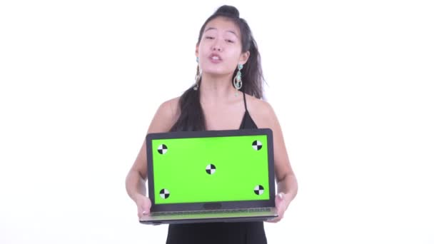 Щаслива красива Азіатська жінка, що розмовляє під час показу ноутбука — стокове відео