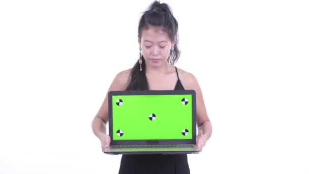 紧张的亚洲妇女显示笔记本电脑和得到坏消息 — 图库视频影像