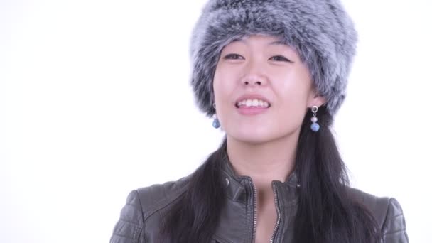 Visage de belle femme asiatique heureuse pensant prêt pour l'hiver — Video