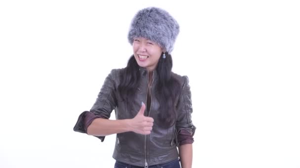 Ευτυχής όμορφη γυναίκα της Ασίας δίνοντας τους αντίχειρες — Αρχείο Βίντεο