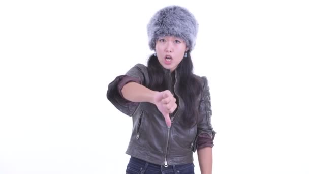 Stresli Asyalı kadın kızgın görünümlü ve başparmak aşağı veren — Stok video
