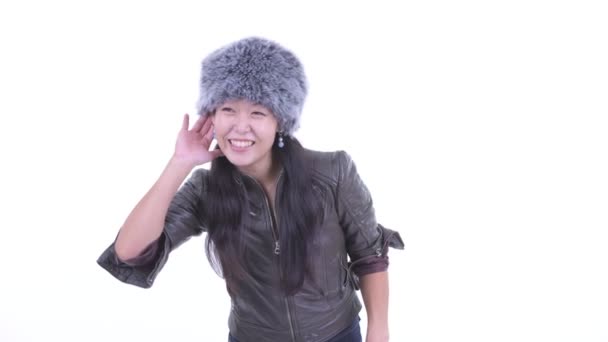 Gelukkig mooie Aziatische vrouw denken en luisteren — Stockvideo