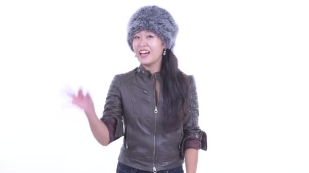 Lycklig Vacker asiatisk kvinna med OK skylt — Stockvideo