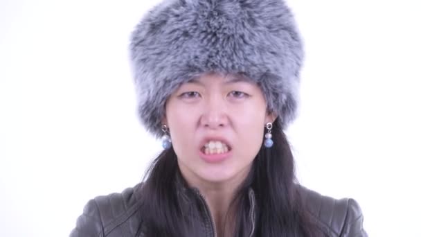 Borstbeeld van boos Aziatische vrouw schreeuwen en schreeuwen — Stockvideo