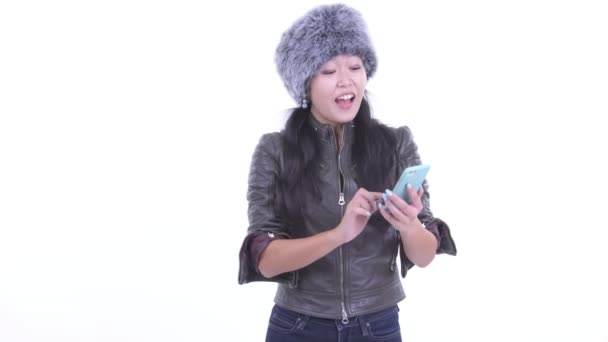 행복 한 아름 다운 아시아 여자 전화를 사용 하 여 점점 좋은 소식 — 비디오