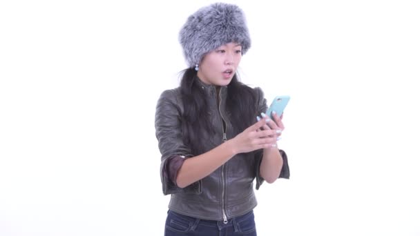 Benadrukt Aziatische vrouw met behulp van de telefoon en het krijgen van slecht nieuws — Stockvideo
