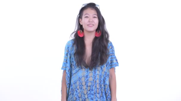 Gelukkig mooie Aziatische toeristische vrouw glimlachend en klaar voor vakantie — Stockvideo