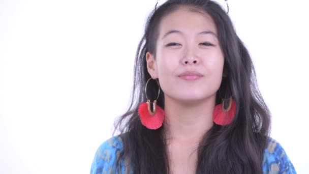 Rostro de feliz hermosa turista asiática pensando y listo para las vacaciones — Vídeo de stock