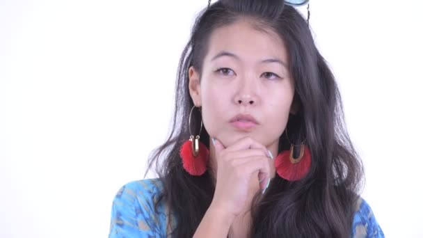 Tvář šťastné a krásné asijské turistické ženy přemýšlí a dívá se nahoru — Stock video