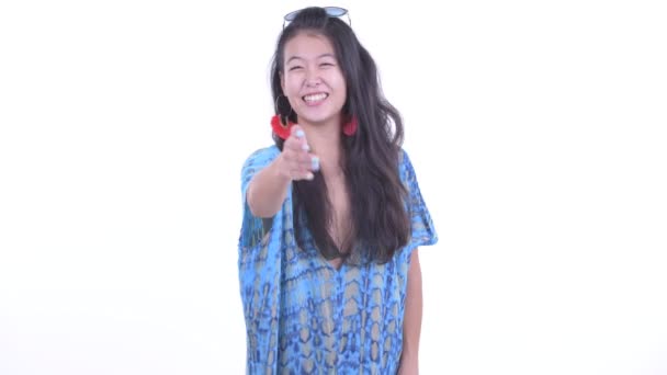 Χαρούμενη όμορφη Ασιατική τουριστική γυναίκα δίνοντας χειραψία — Αρχείο Βίντεο