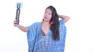 Mutlu güzel Asya turist kadın telefon ile vlogging