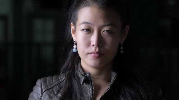 Gesicht der schönen asiatischen rebellischen Frau im Freien in der Nacht — Stockvideo