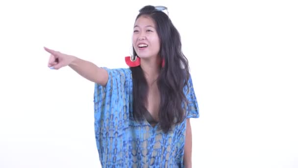 Happy beautiful Asian tourist woman pointing finger — 图库视频影像