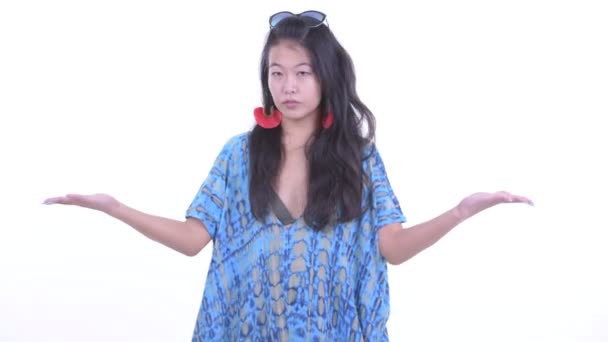 Feliz hermosa turista asiática mujer comparando algo — Vídeo de stock
