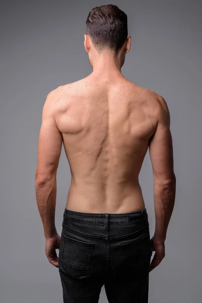 Студийный снимок красивого мускулистого мужчины без рубашки — стоковое фото