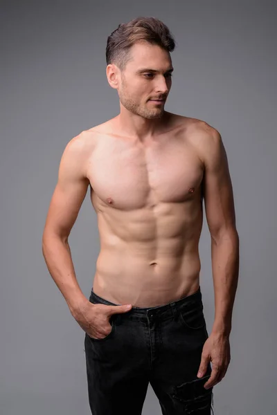 Studio colpo di bel muscoloso uomo senza maglietta — Foto Stock